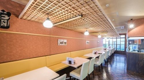 <p>女性お一人様でも気軽に入れる店内！和テイストで明るい色の壁紙の店内は開放的な雰囲気◎お席は4名様が座れるテーブル席が中心で、広々お使いいただけます！</p>