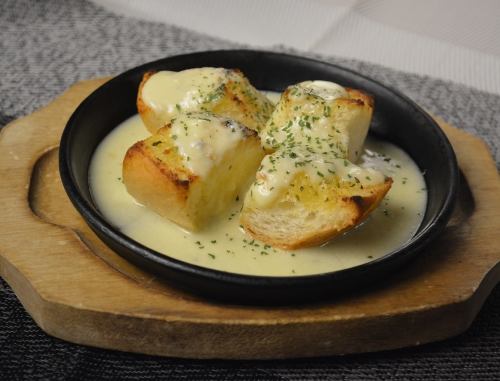 蒜香吐司和烤藍紋乳酪