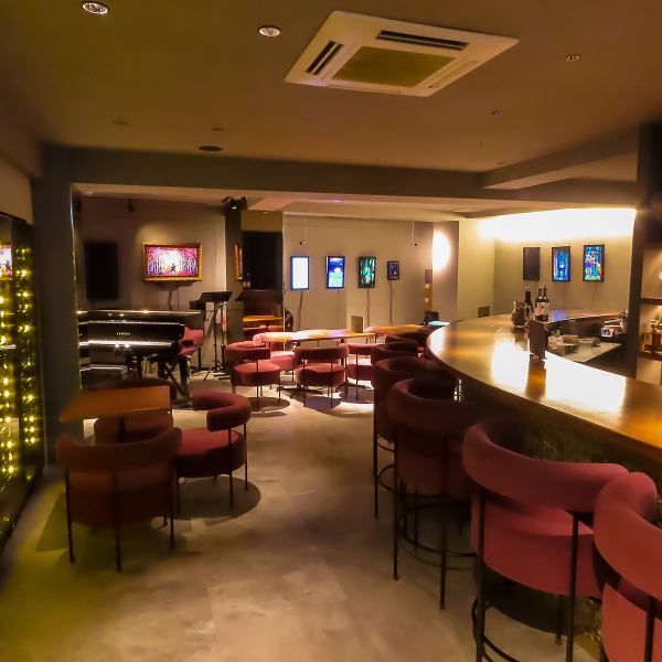 当店では、毎月現代アートの個展を開催しております。贅沢な料理と厳選されたワインを楽しみながら、アートを通じて心を豊かにするひとときをお過ごしください。芸術が生み出す感動とともに、心に残る素敵な夜を皆様にお届けいたします。アート作品は季節ごとに変わり、そのたびに異なる雰囲気が漂います。