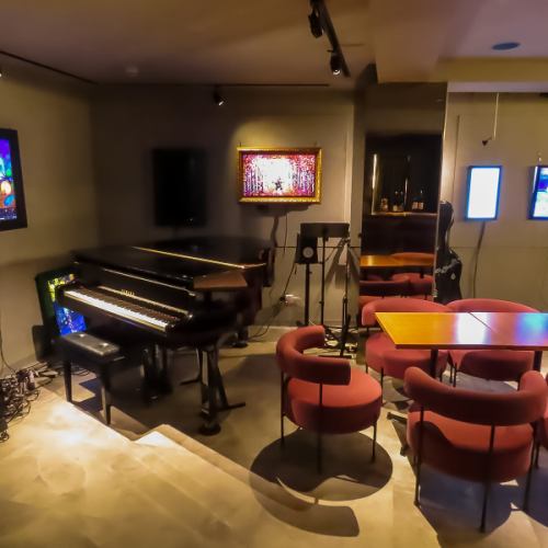 <p>知的好奇心を満たす交流の場として、クラシックの生演奏をお楽しみいただけます。優雅な音色が流れる中で、心地よい会話を交わし、素敵なひとときをお過ごしください。また、定期的に音楽イベントも開催しております。音楽と共に、心を豊かにする交流を楽しむ贅沢な空間をぜひ体験してください。</p>