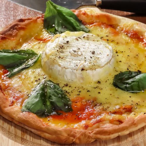 丸ごとカマンベールチーズピザ