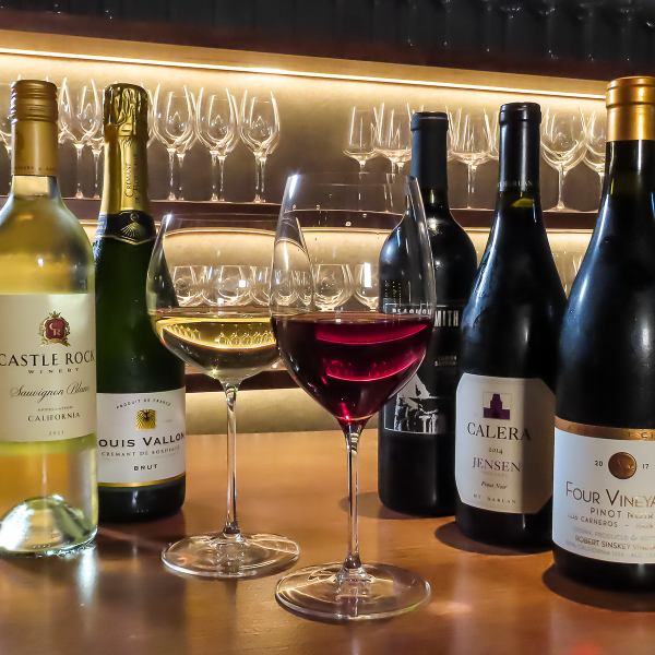 1人から2人でのサク飲みや軽いお食事にぴったりのカウンター席から、小中規模の宴会にも対応できるテーブル席まで幅広いお席をご用意しております。また貸切個室としてのご利用も可能です。大切な方との記念日デートなど様々なシーンでご利用いただけます。心地よい空間の中で、ゆったりとした時間をお過ごしください。