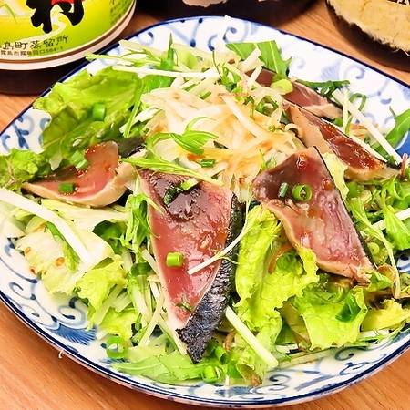 【超おすすめ】かつをの土佐盛りサラダ 