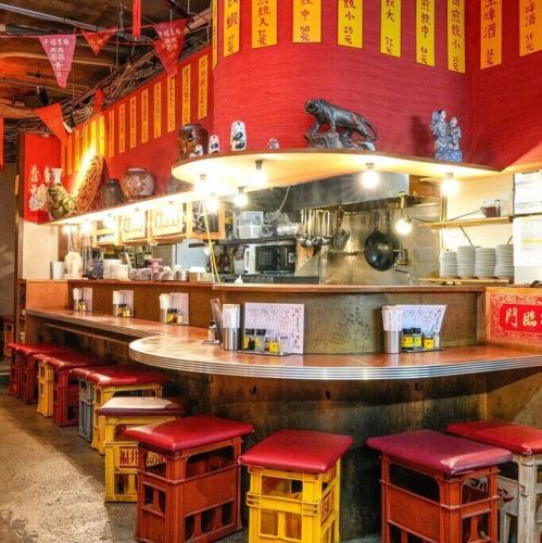 <p>『中国屋台』中国の屋台を彷彿とさせる飾り付けと賑わいが広がる店内!非日常感と親しみやすさが混ざり合い、老若男女問わず誰もが気軽に楽しめる雰囲気が魅力です!普段使いにご利用ください♪</p>