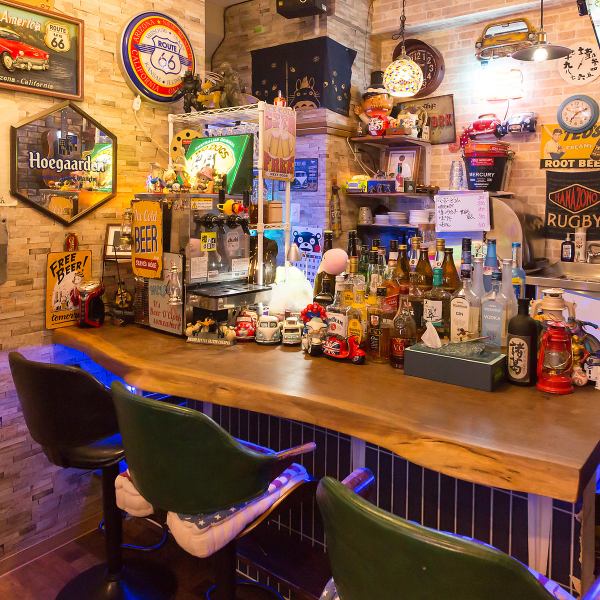 【気軽に立ち寄れるカウンター席◎】カウンター席×4◆仕事帰りのひと息や、少人数での飲み会にぴったりなカウンター席！アットホームな雰囲気で、おひとり様でも気軽に楽しめます。豊富なお酒やおつまみを片手に、友達とのおしゃべりや、リラックスした時間をお過ごしいただけます。皆様のご来店をお待ちしております。