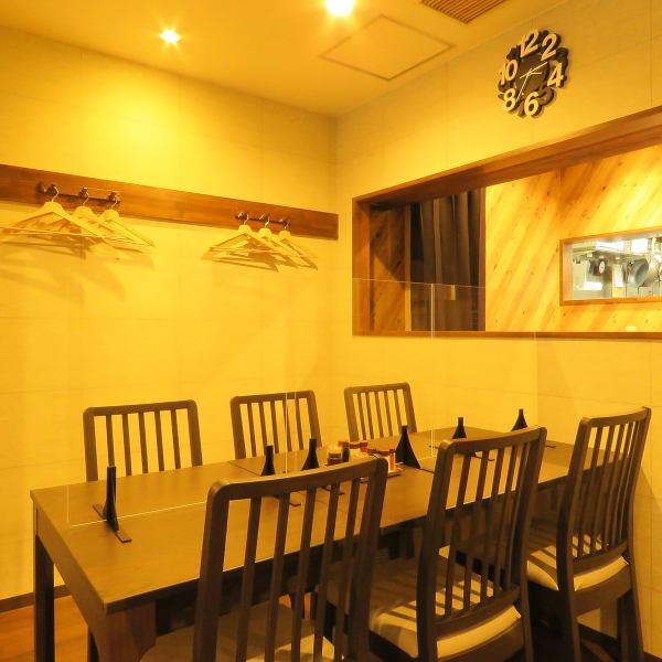 ◆ Complete measures against corona / Alcohol disinfection / partitioning ◆ We have many table seats that are popular for girls-only gatherings and banquets! You can enjoy a chic atmosphere with a dark wood desk! Also, a large seat for up to 6 people. Equipped with seats ◎ Ideal for small banquets ♪