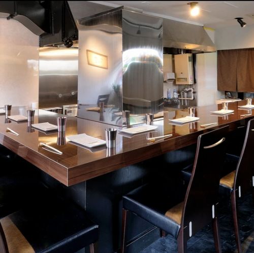 <p>大人数での利用に対応する店内は、8名程度で囲めるテーブルを設けるなど宴会に最適なレイアウト♪空間は明るさと落ち着きを兼ね備え、会話が弾む心地よさを演出します◎広々とした通路で移動もスムーズ、開放感も意識した座席設計なので快適性も抜群！宴会の時間をより充実させる雰囲気作りが施されています。</p>