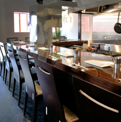 <p>お二人や少人数での利用に最適なカウンター席とテーブル席をご用意♪カウンターは調理を間近で楽しめるライブ感が溢れ、落ち着いたテーブル席は静かな会話を叶える空間です。座席は柔らかな照明に包まれ、過ごしやすさを大切にした設計◎用途に合わせた選択肢が揃うので、シーンを選ばず心地良い時間を過ごせます。</p>