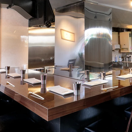 <p>店内はシンプルながら洗練されたデザインで、過ごしやすさを重視したレイアウト♪アクセスも良好で、初めて訪れる方でも安心して利用できます◎お客様が快適に過ごせるよう丁寧なサービスを心掛け、特別な時間を演出する細やかな工夫も魅力です。旬の食材や華やかなプレゼンテーションを通じ、訪れる人の期待を高めます！</p>