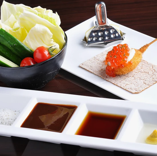 親子の組み合わせが人気の串揚げ『サーモンとイクラ』