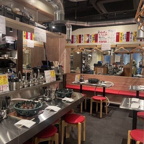 Counter seats are recommended for solo diners, and you can enjoy watching the food being prepared right before your eyes.