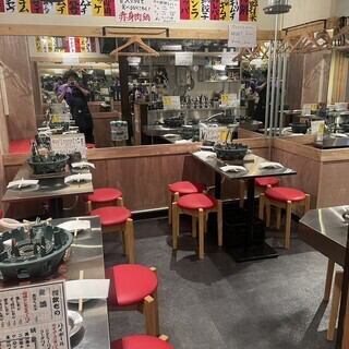 4名テーブル×4席。肩肘はらずカジュアルにリラックスしてお過ごし頂けます。