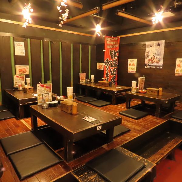 ゆったりとした飲み会ができる人気のお座敷、大小様々なタイプをご用意しております。仲間との飲み会に便利ですね。