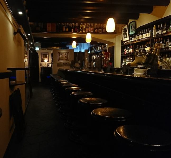 [成立于1967年。在银座经营了 55 年以上的正宗酒吧。] 这是银座地道的酒吧，即使是初次来访的人也可以放心光顾。请用美味的清酒度过轻松的时光。