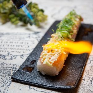 Salmon long sushi (roasted cheese)