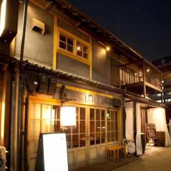 The retro atmosphere gives a nostalgic atmosphere.There are seats on the 1st and 2nd floors, and you can enjoy different spaces.Please choose the digging, counter, tatami room, and desired seat.We are waiting for your early reservation as there are many full weekends.