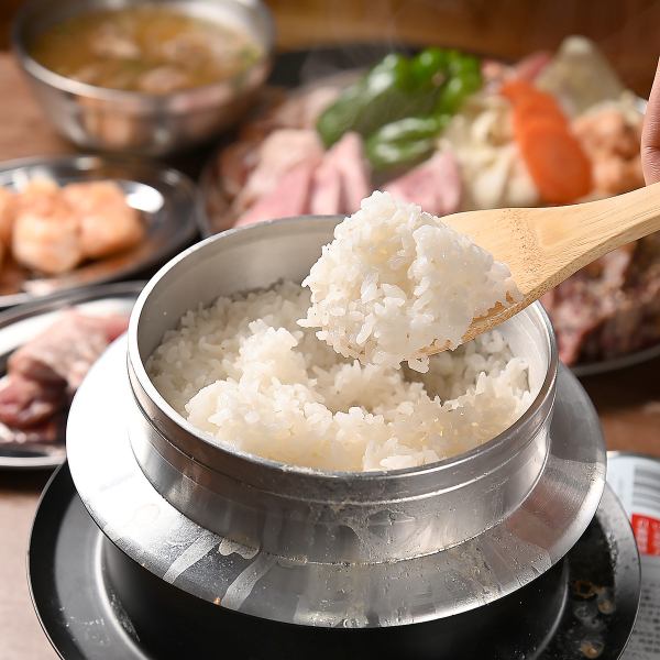 炭火で香ばしく焼き上げる「カルビ」