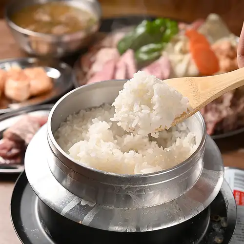 A luxurious time to enjoy rice cooked in a pot and a meat feast.