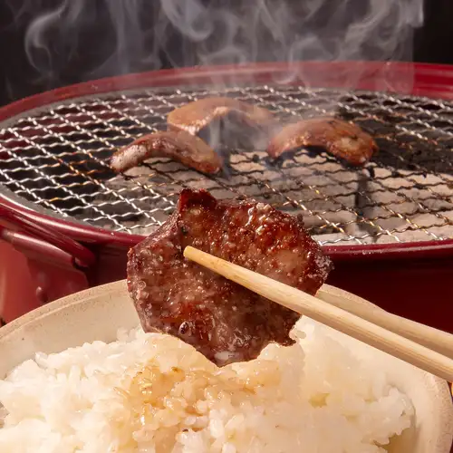 炭火で香ばしく焼き上げる「カルビ」