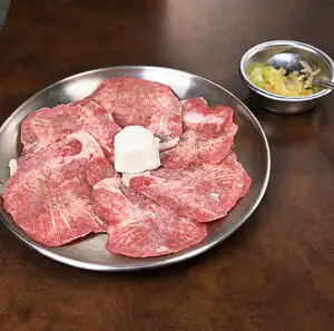 薄切牛舌（佐特製蔥鹽調味）