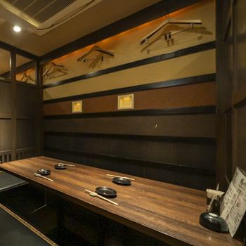 座敷や掘りごたつ席は、足を伸ばしてリラックスできる空間が魅力です。仕切りが付いているため、周囲を気にせずプライベートな時間を楽しめます。女子会や飲み会にぴったりの環境で、友人との会話も弾むこと間違いなし。心地よい雰囲気の中で、美味しい料理やお酒を囲みながら、特別なひとときを満喫できます。