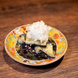 炸茄子配磨碎的白萝卜