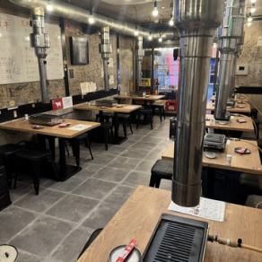 店内4名様掛けのテーブル席です。