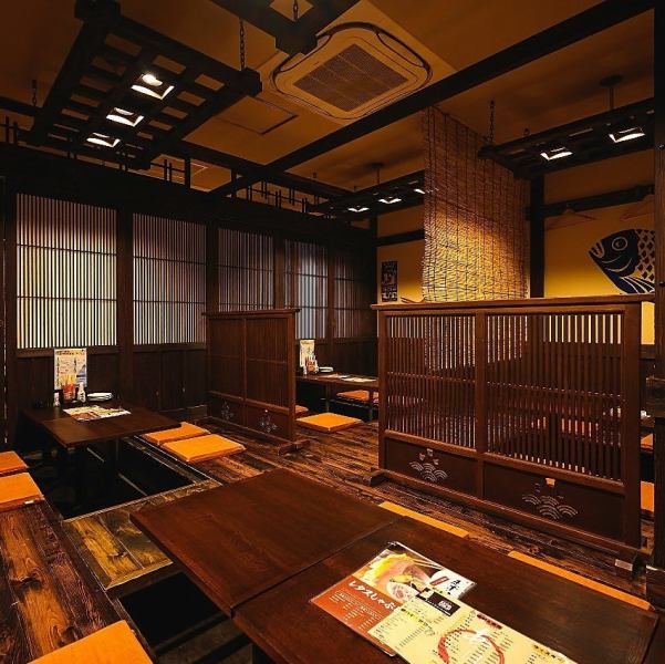 10名様から最大25名様までご利用できる掘りごたつの半個室をご用意しております。木の温もりを感じる温かみのある店内は、ゆったりと寛げる空間です◎
