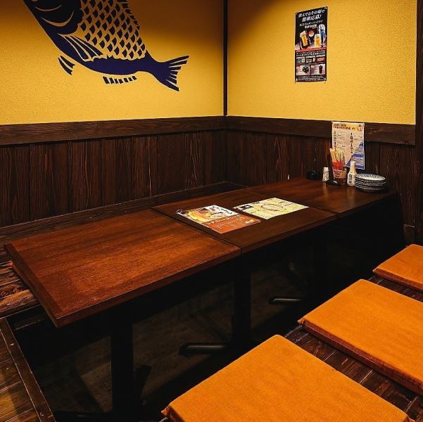 当店ではテーブル席を掘りごたつにてご用意しております。足を伸ばしてゆったりとお過ごしいただけます◎ご友人との飲み会はもちろん、お子様連れにも嬉しいお席です！