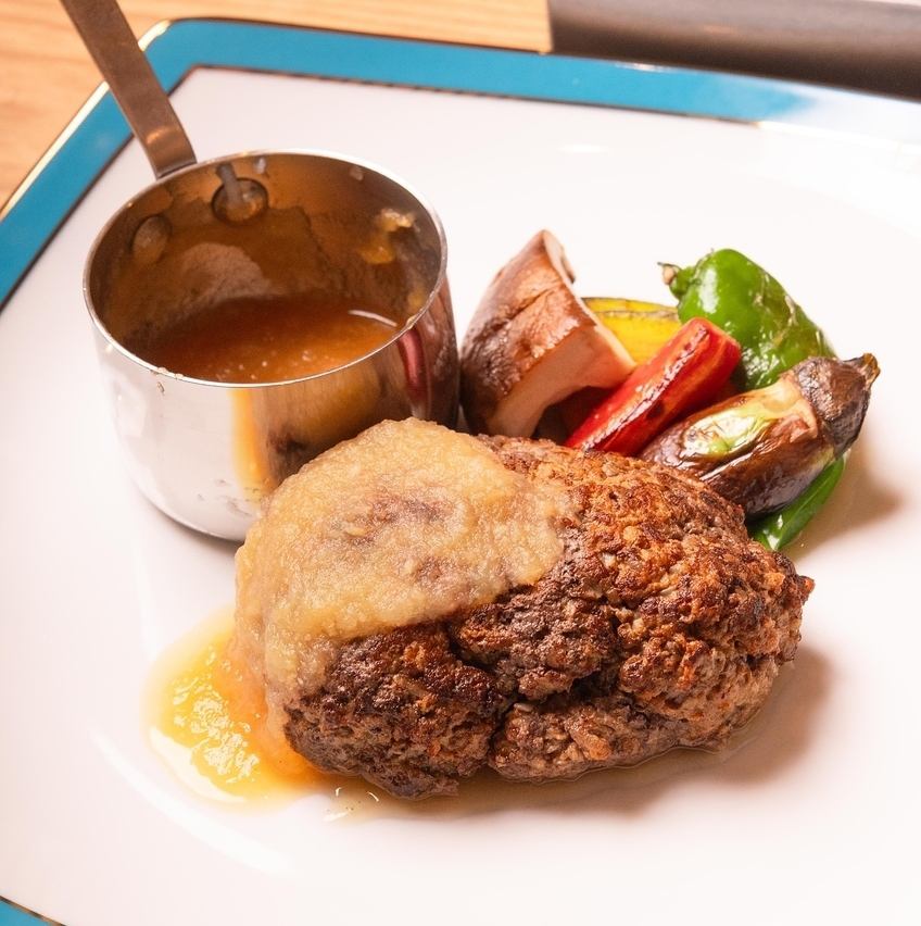 近江牛のみで作られたハンバーグ。旨味が肉汁から溢れます。