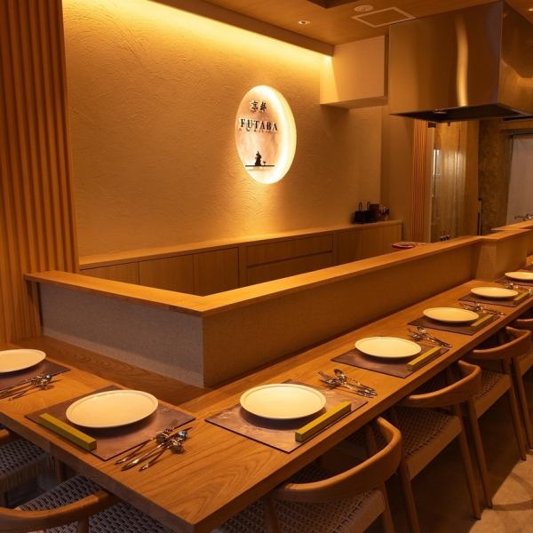 重厚な素材と柔らかな灯りが迎える空間。外界の喧騒から切り離された静けさの中、料理、器、設えのすべてが調和し、五感でFUTABAの美学を味わっていただけます。