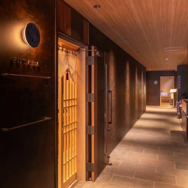 無駄を削ぎ落とした空間に、確かな素材と技が息づく店内。静かに流れる時間の中で、料理から空間まで一体となったFUTABAならではの世界観をご堪能ください。