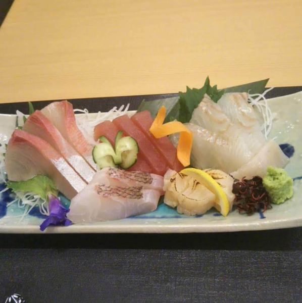 【生魚片拼盤】我們提供新鮮的時令食材。1,500日元（含稅1,650日元）～