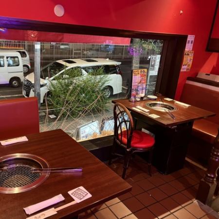 We have 3 tables for 2 people in the loft! You can easily rent out yakiniku with colleagues and friends from a small number of people ♪