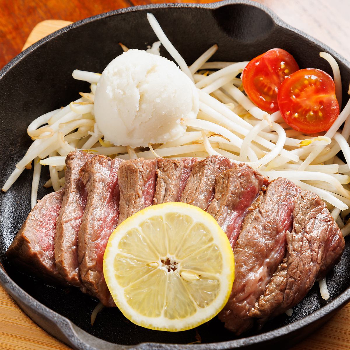 《Today's lunch is luxuriously enjoyed with meat !! Red beef steak 2,400 yen》