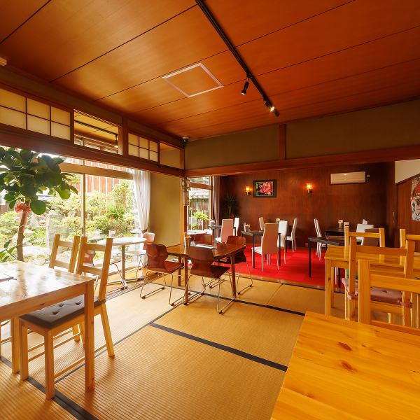 << Relaxing lunch while looking at the garden >> You can enjoy lunch while looking at the Japanese garden, which shows the expressions of the four seasons.In addition to table seats, we also have private rooms for 6 people and 4 people, so please feel free to contact us for banquets with a small number of people ◎