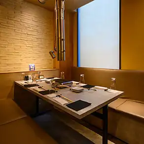 2フロア構成の店内は、最大8名までの宴会に対応可能な広々とした空間を完備。落ち着いた照明とシックなインテリアが特徴で、都会の喧騒を忘れさせる上質な雰囲気を演出します。窓からは渋谷の夜景を望むことができ、特別な時間を華やかに彩ります。大切な集まりや会社の宴会にも最適な環境です★
