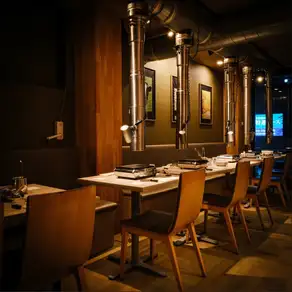 【団体宴会・貸切利用も可能な上質焼肉空間】歓送迎会や会社宴会、懇親会、同窓会など、団体での貸切利用も承っております。人数やご利用シーンに合わせたお席やコースをご提案し、生産者直送の日本三大和牛「近江牛」をゆったりとお楽しみいただけます。渋谷駅徒歩3分の好立地で、大人数でのお集まりにも便利な焼肉店です