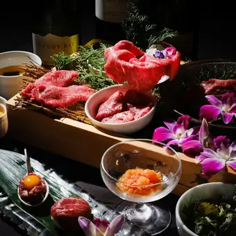 最受歡迎的選擇：近江牛玉手箱烤肉及嫩腰肉套餐（共17道菜）| 12,000日元 | 接受當日預訂 | 至少2人起訂