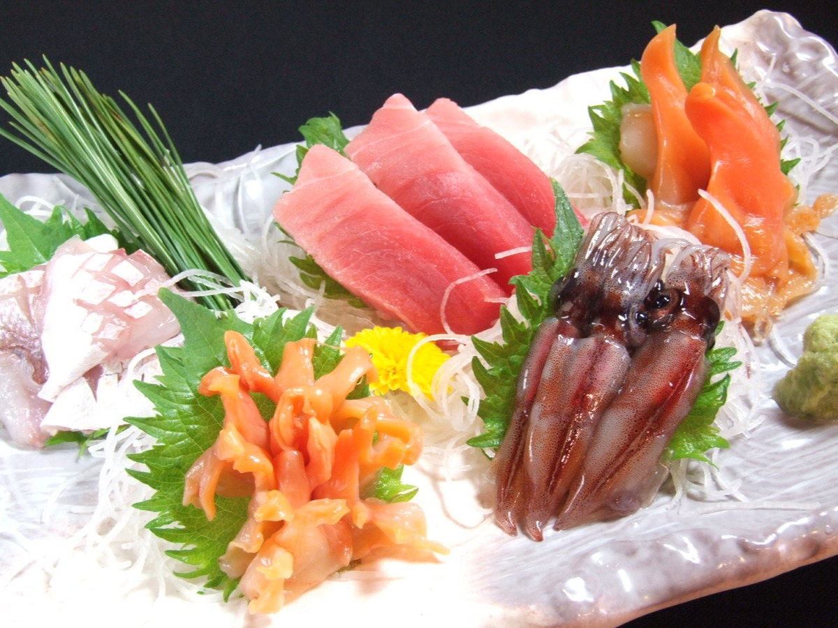Please have fresh fish that goes well with sake.