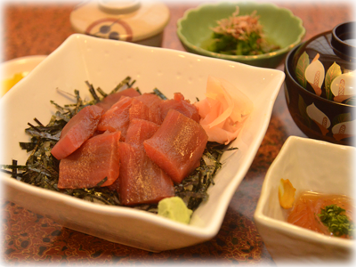 Tuna covered rice bowl