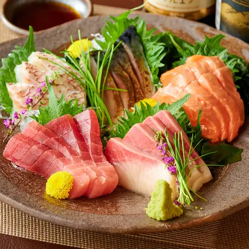 旬の鮮魚や馬刺しを味わう