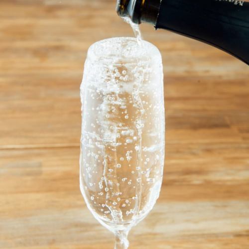 [For your first drink!] Plenty of sparkling