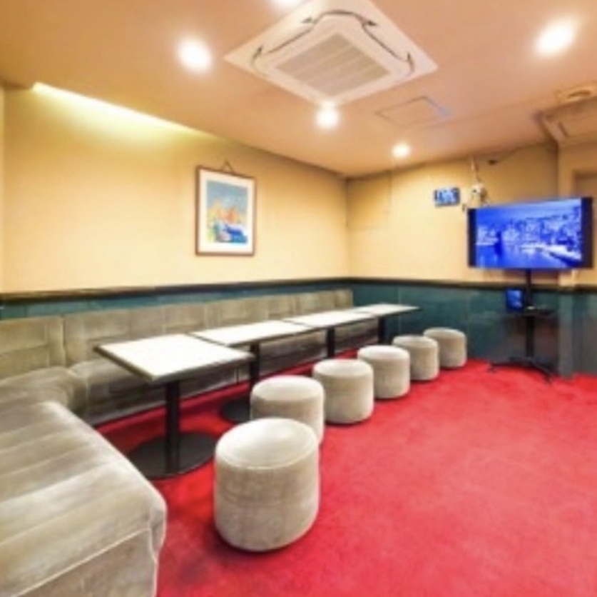ネオン輝く店内でお酒とお料理をたのしもう♪