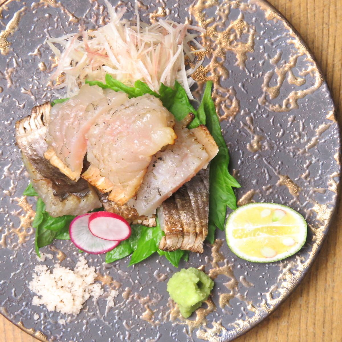 Straw-grilled seasonal ingredients.The classic bonito flakes are also available.