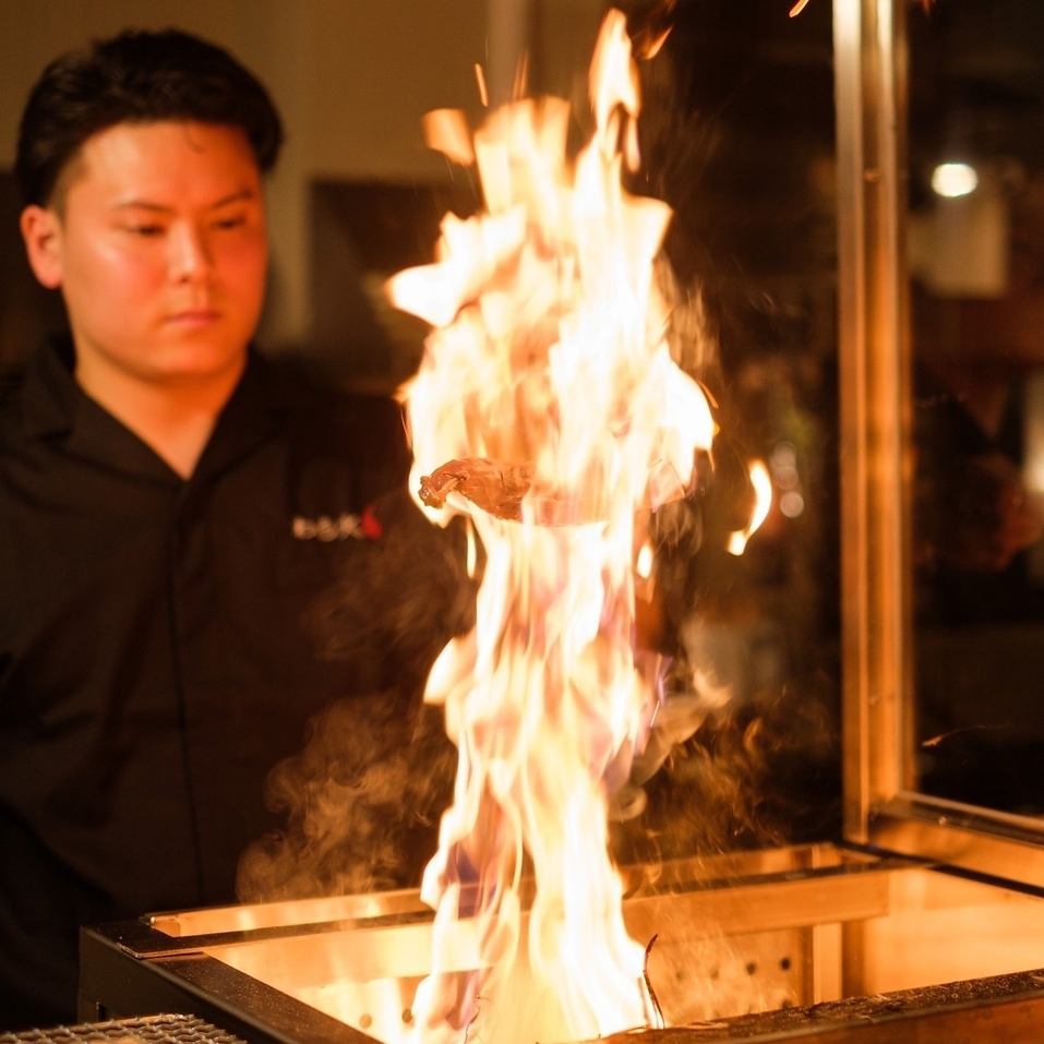 目の前で炙る藁焼きは目で見て楽しい、食べて美味しい一品。