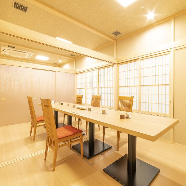 【半個室席×和モダンな空間で至福のひとときを…】2名様からご利用いただける『半個室席』を9部屋ご用意しております。最大50名様までご利用いただけます。プライベートな上質な空間で最高のお料理をお愉しみください。和の心地よさとモダンな空間が調和した、木の温もりあふれる店内で、特別なお時間をお過ごしください！
