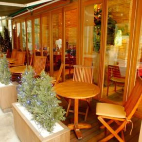 There are terrace seats outside, which is very popular with foreigners.There is also a stove in winter, so feel free to use it.