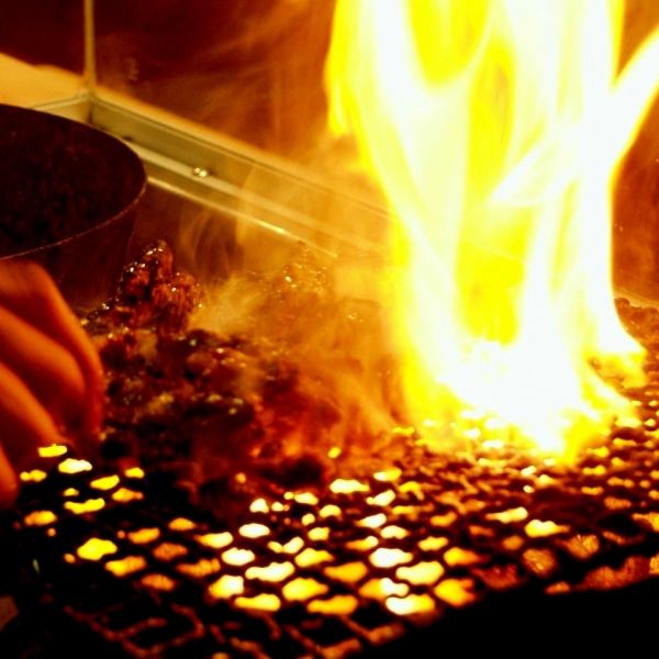 Jidoriya的传统口味，用我们自己的技术烤制！我们提供鸡大腿、yubiki、tataki等以简单的方式衬托出鸡肉风味的菜肴。请享用我们精心挑选的带有木炭香气的鸡肉菜肴。