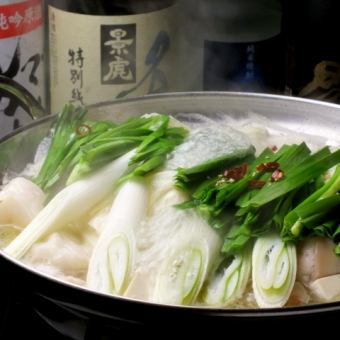【牛雜火鍋套餐】肥美的牛雜火鍋（醬油味）、烤當地雞腿等7道菜5,500日元含2小時無限暢飲